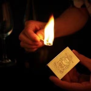 كيف يشعل السيجار بأعواد الثقاب: اللمس التقليدي باستخدام ورق ثقاب؟